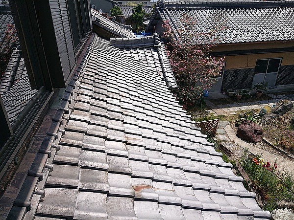 長い瓦屋根の全景